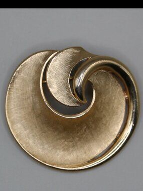 Vintage Crown Trifari Gold Tone Swirl Brooch Brushed Metal Modernist Pin